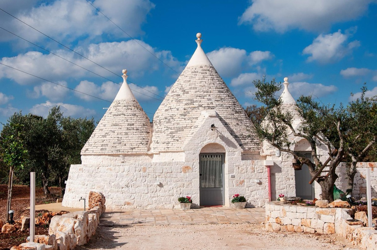 L’ingresso del trullo, con i coni e il cortile davanti